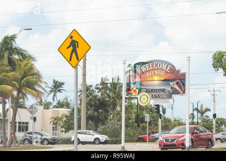 Key West, USA - Mai 1, 2018: Willkommen im Schild, Banner, Reklametafeln, Kunst zu Paradise Island malte auf Overseas Highway Road, US1, Eingang, Grenze t Stockfoto