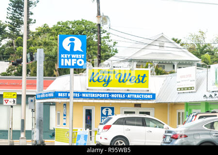 Key West, USA - Mai 1, 2018: Willkommen zu unterzeichnen, Reklametafeln, Informationen, Info Tourist Center, Kiosk, Tourismus Büro für Buchung von Hotels, Sehenswürdigkeiten, ... Stockfoto