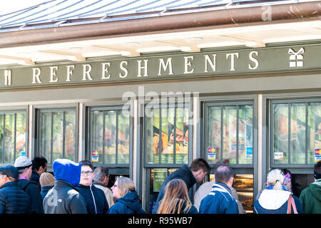 Washington DC, USA - April 5, 2018: Leute, Touristen, Masse Anstehen an Erfrischungen, Cafe, Restaurant, Fast food Kiosk, Aufträge für Burg Stockfoto
