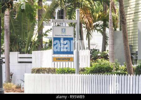 Key West, USA - Mai 1, 2018: Key Lime Inn in Florida Keys, boutique Hotel mit hängenden Zeichen der Vakanz, freie Unterkunft auf der Straße, Straße, Bürgersteig Stockfoto