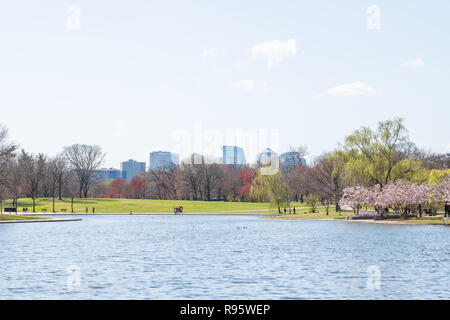 Washington DC, USA - April 5, 2018: Leute, Wandern auf der National Mall, Verfassung, Garten, Teich, Wasser, Kirschblüte, sakura Bäumen, Aussicht auf norther Stockfoto