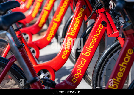 Washington DC, USA - April 5, 2018: Nahaufnahme von vielen geparkten Fahrräder mieten, Miete, Parkplatz an der Docking Station in der Nähe der Straße von Kapital bikeshare rote Fahrräder Stockfoto