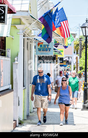 Key West, USA - Mai 1, 2018: Menschen, Paar auf Duval Street Bürgersteig Straße mit Gay Visitor Centre, Restaurants, Bars, Cafés in Florida City tr Stockfoto