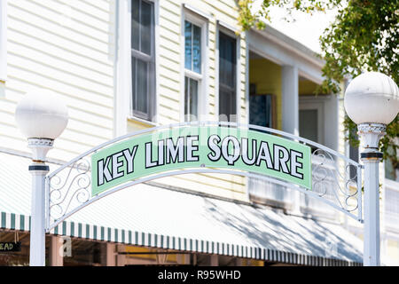 Key Lime Square Zeichen an der Duval Street mit vielen Geschäften, Restaurants, Cafés, den Verkauf von Speisen in Key West, Florida keys Stadt, urban, Outdoor, outs Stockfoto