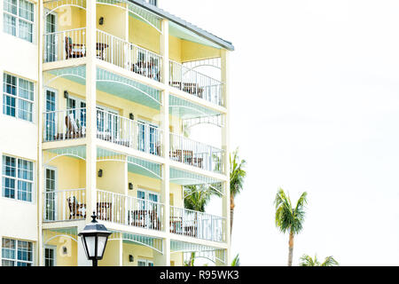 Pastell gelb orange grün blau lackiert farbenfrohe Architektur außen Condo Apartment Gebäude Hotel Resort in Florida Beach home, Muster, viele b Stockfoto