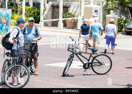 Key West, USA - Mai 1, 2018: die Menschen auf der Straße, Touristen mit Rucksack, Mietwagen, Fahrräder, Fahrräder, Fahrrad fahren in Florida keys Insel cit Stockfoto