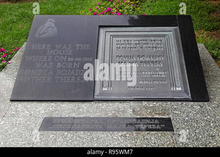 SKOPJE, MAZEDONIEN - 17. SEPTEMBER: Gedenktafel von Mutter Teresa in Skopje am 17. SEPTEMBER 2012. Bird House Plakette von Mutter Teresa humanitäre Nicht Stockfoto