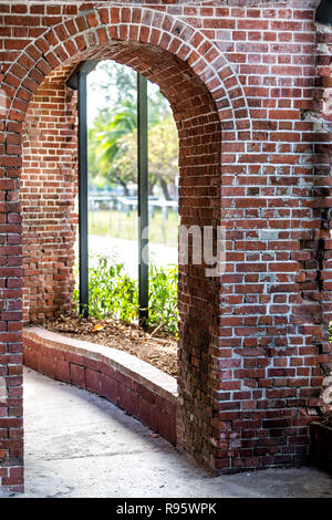 Brick Bürgersteig Korridor weg Eingang, Arch, der torbogen zu Martello botanischen Garten Center mit niemand, Architektur in Florida Key West, Schlüssel Stadt Stockfoto