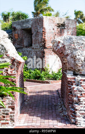 Backstein im Freien, außerhalb Bürgersteig Korridor weg Eingang, Arch, Torbogen, antike, alte Ruinen in Martello botanischen Garten Center mit niemand, Architektur Stockfoto