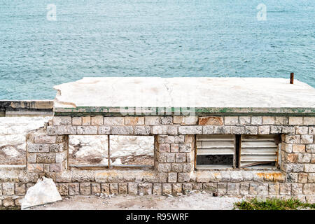 Zerstörte, beschädigte Gebäude, Unterkunft, Haus, Haus in der Nähe von alten Seven Mile Bridge am Ozean, Meer, blau-grüne Wasser in Florida Keys nach dem Hurrikan irm Stockfoto