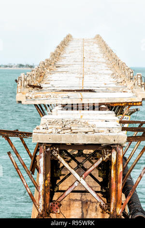 Alte Seven Mile Bridge stapeln, Landschaft der Florida Keys Wasser Atlantik, Overseas Highway, verlassenen Eisenbahn, niemand, Beschädigung, Beschädigung, ein Stockfoto