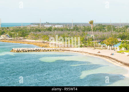 Bahia Honda Key, USA - Mai 1, 2018: Florida State Park in Insel mit Strand, Küste, Strand, Leute sitzen auf Stühlen nach Hurrikan Irma destruct Stockfoto