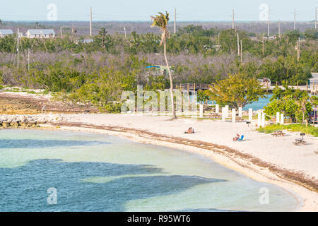 Bahia Honda Key, USA - Mai 1, 2018: Florida State Park Bucht in Insel mit Strand, Küste, Strand, Leute sitzen auf Stühlen nach Hurrikan Irma dest Stockfoto