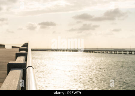 Auf alten aufgegebenen, abgebrochenen Bahia Honda Rail Bridge mit Blick auf Overseas Highway road bei Sonnenuntergang, Wolken, Ozean, Meer, Wasser, golden, orange Yello Stockfoto