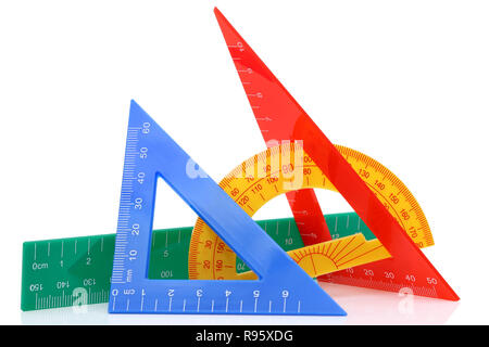 Schule Zeichenwerkzeuge. Dreieck, Lineal, Winkelmesser auf weißem Hintergrund Stockfoto