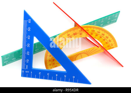Schule Zeichenwerkzeuge. Dreieck, Lineal, Winkelmesser auf weißem Hintergrund Stockfoto