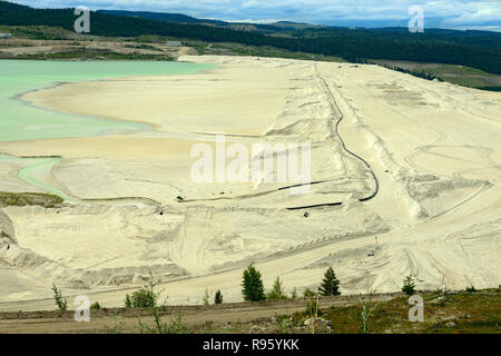 Ablagerungen am Rande des Bergeteiches bei einer Kupfermine in der Nähe von Ashcroft, British Columbia, Kanada Stockfoto