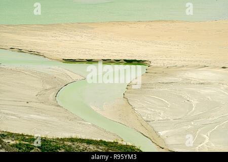 Das Wasser fließt durch Ablagerungen am Rande des Bergeteiches bei einer Kupfermine in der Nähe von Ashcroft, British Columbia, Kanada Stockfoto