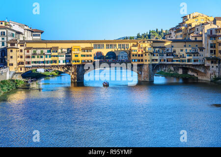 Ponte Vecchio Brücke über den Fluss Arno am sonnigen Tag in Florenz. Italien Stockfoto