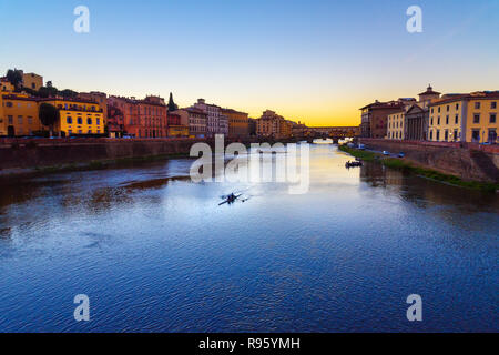 Ponte Vecchio Brücke über den Fluss Arno bei Sonnenuntergang in Florenz. Italien Stockfoto