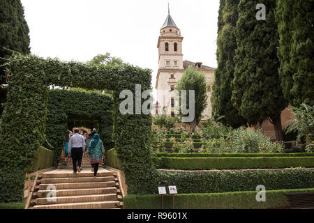 Touristen, die Alhambra in Granada, Spanien. Es ist einer der bekanntesten Islamischen Wunder und ist voll von beeindruckenden Architektur. Der Palast Stockfoto