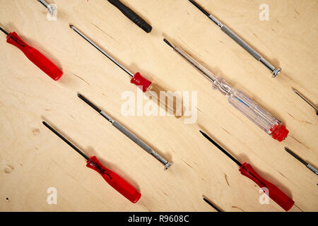 Muster Hintergrund verschiedener Schraubendreher auf hölzernen Arbeitstisch Stockfoto