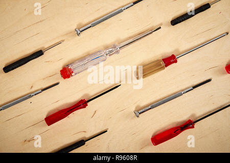 Muster Hintergrund verschiedener Schraubendreher auf hölzernen Arbeitstisch Stockfoto