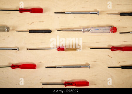 Muster Hintergrund verschiedener Schraubendreher auf hölzernen Arbeitstisch Stockfoto