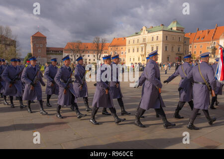 Polnische Independence Day Parade Würdenträger und militärische Einrichtung auf dem Wawel Castel Stockfoto