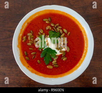 Tomatensuppe in der Schüssel Stockfoto