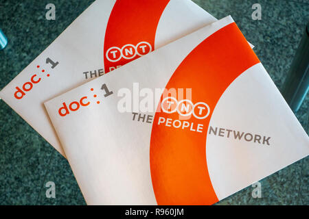 TNT Logistic Company Briefumschläge in der Tabelle Stockfoto