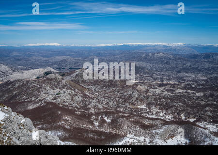 Herrlichem Bergblick Winterlandschaft Panorama wie aus dem Berg Lovcen in Nationalpark Lovcen, Montenegro gesehen Stockfoto