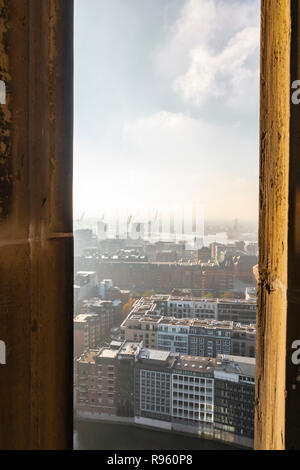 Hamburg, Deutschland, 17. November 2018: Blick auf die Stadt der Hamburger Skyline von der berühmten St. Nicholas Kirche und Denkmal, auch bekannt als das Mahnmal S Stockfoto