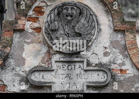 Skulptur eines Löwen Engel Abbildung auf der Kirche an der Wand über dem Eingang der Kirche in Kotor, Montenegro Stockfoto