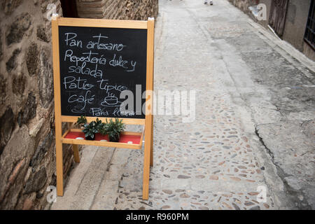 Nahaufnahme der Menü von einem lokalen Coffee shop Geschrieben auf einer Tafel. Der Vorstand ist an der Seite der Straße gehalten. Das Menü ist klar sichtbar Alon Stockfoto