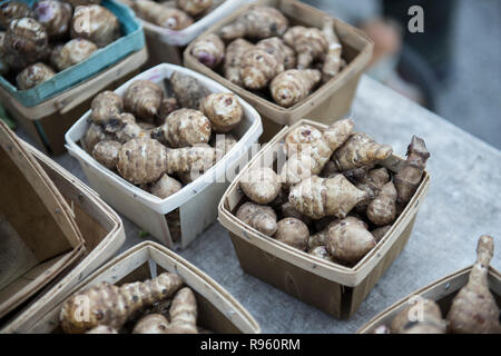 Frisches Obst und Gemüse auf dem Markt auf einer anstrengenden Morgen verkauft wird. Die große Menge an Gemüse und Obst frisch aussehen und mehrere Sorten von Stockfoto