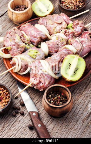 Rohes Rindfleisch Kebab in kiwi Marinade auf einer hölzernen Hintergrund Stockfoto