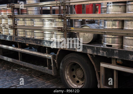 Drums werden durch einen Lkw an einem Werktag durchgeführt. Fässer aus Stahl gesehen werden kann auf den Träger für Transporation geladen. Das Schlagzeug scheint som zu tragen. Stockfoto