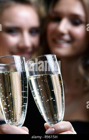 Zwei Mädchen mit Gläsern Champagner in der Hand. Weibliche Weihnachten portrait Stockfoto