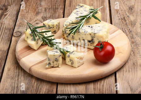 Blauen schimmel Käse, Rosmarin und frische Tomaten auf einem rustikalen Holztisch Stockfoto
