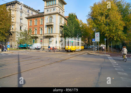 Mailand, Italien - ca. November 2017: Straßenbahn in der Stadt Mailand. Stockfoto