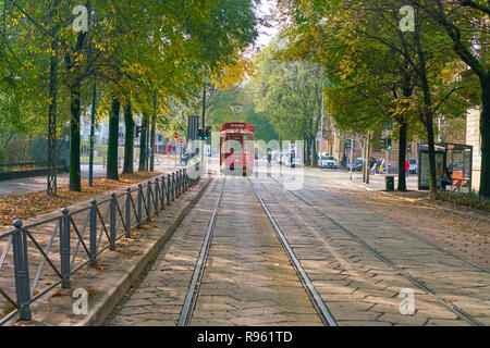 Mailand, Italien - ca. November 2017: Straßenbahn in der Stadt Mailand. Stockfoto