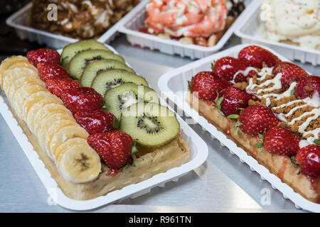 Leige Waffeln mit Obst belegt werden auf einem lokalen Geschäft verkauft. Die Nahaufnahme Bild der Lebensmittel verkauft sieht lecker. Sie sind in einem Pr angeordnet Stockfoto