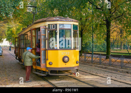 Mailand, Italien - ca. November 2017: Straßenbahn in der Stadt Mailand. Stockfoto