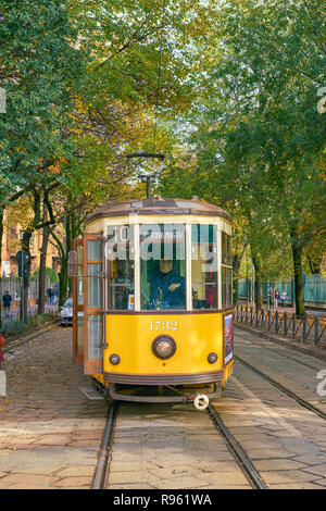 Mailand, Italien - ca. November 2017: Straßenbahn in der Stadt Mailand. Stockfoto