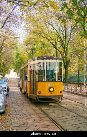 Mailand, Italien - ca. November 2017: Straßenbahn in der Stadt Mailand. Stockfoto