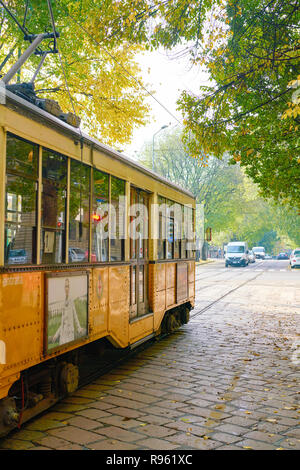 Mailand, Italien - ca. November 2017: Straßenbahn in der Stadt Mailand. Stockfoto