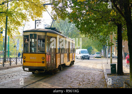 Mailand, Italien - ca. November 2017: Straßenbahn in der Stadt Mailand. Stockfoto