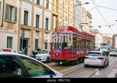Mailand, Italien - ca. November 2017: Straßenbahn in der Stadt Mailand. Stockfoto