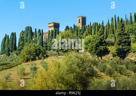 Badia di Passignano, Abtei von San Michele Arcangelo Passignano ist historischen Benediktinerabtei auf dem Hügel, mit Zypressen in der Toskana umgeben. Stockfoto